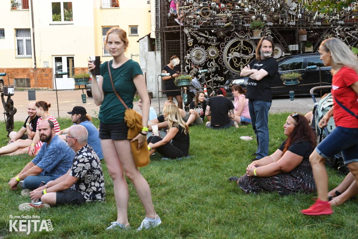 Znouzectnost poprvé zahrála v pražském Crossu, přivezla si s sebou Démophobii