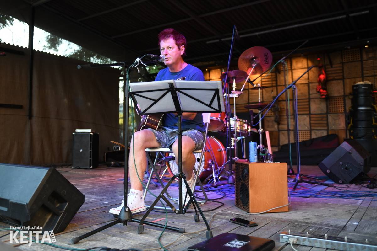 Znouzectnost poprvé zahrála v pražském Crossu, přivezla si s sebou Démophobii