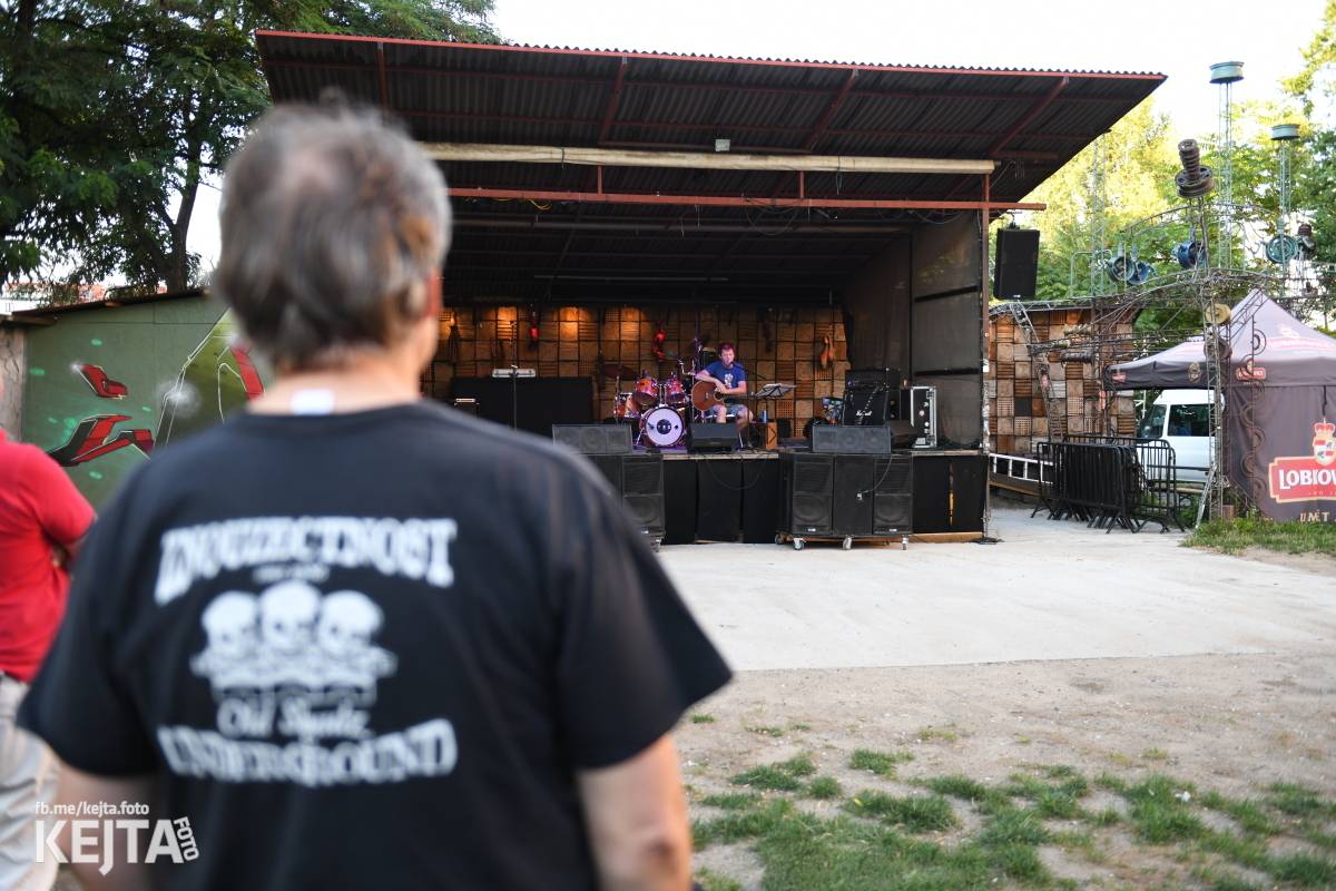 Znouzectnost poprvé zahrála v pražském Crossu, přivezla si s sebou Démophobii