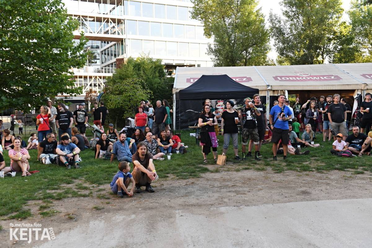 Znouzectnost poprvé zahrála v pražském Crossu, přivezla si s sebou Démophobii