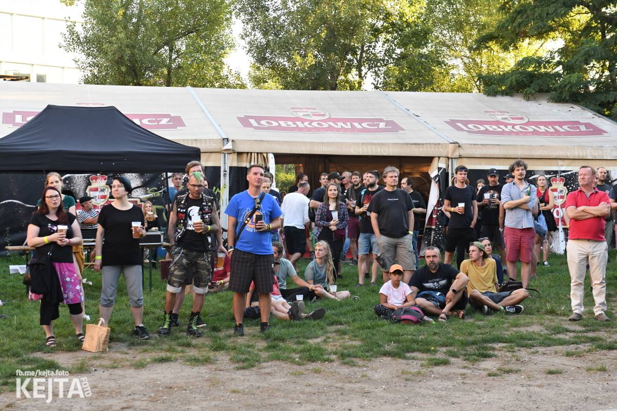 Znouzectnost poprvé zahrála v pražském Crossu, přivezla si s sebou Démophobii