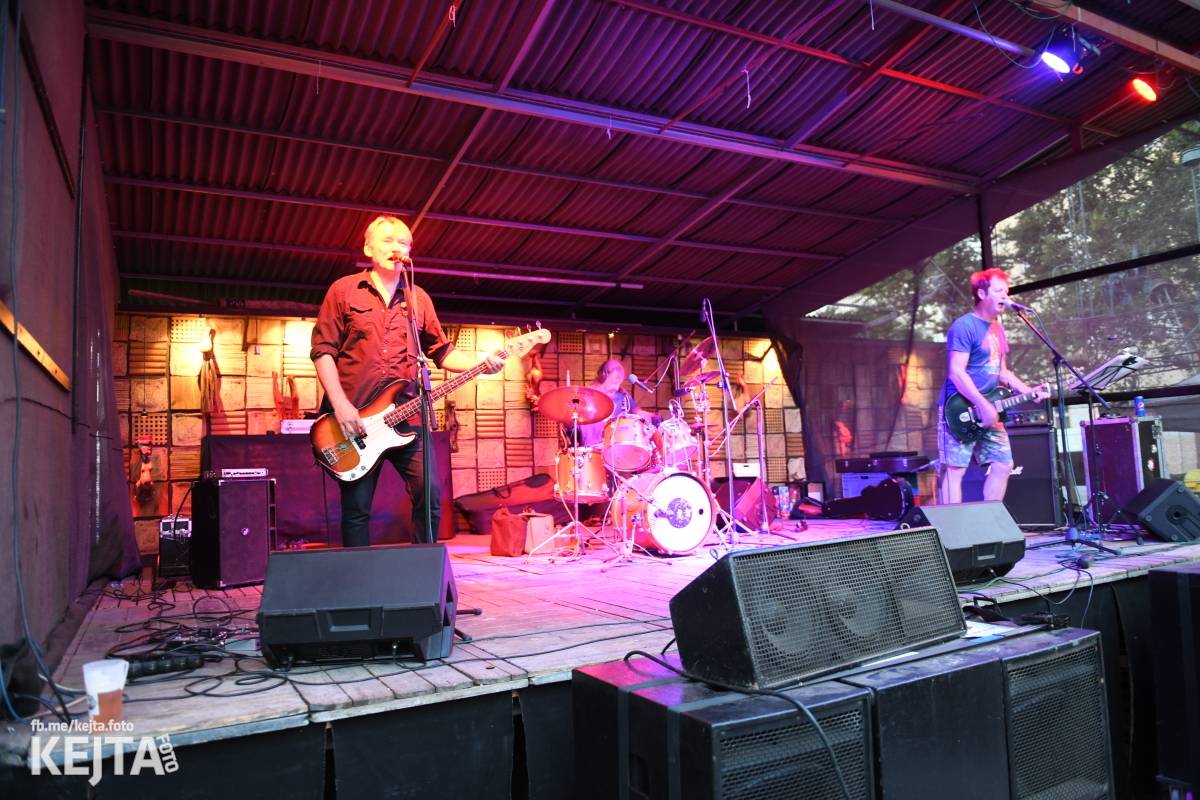 Znouzectnost poprvé zahrála v pražském Crossu, přivezla si s sebou Démophobii