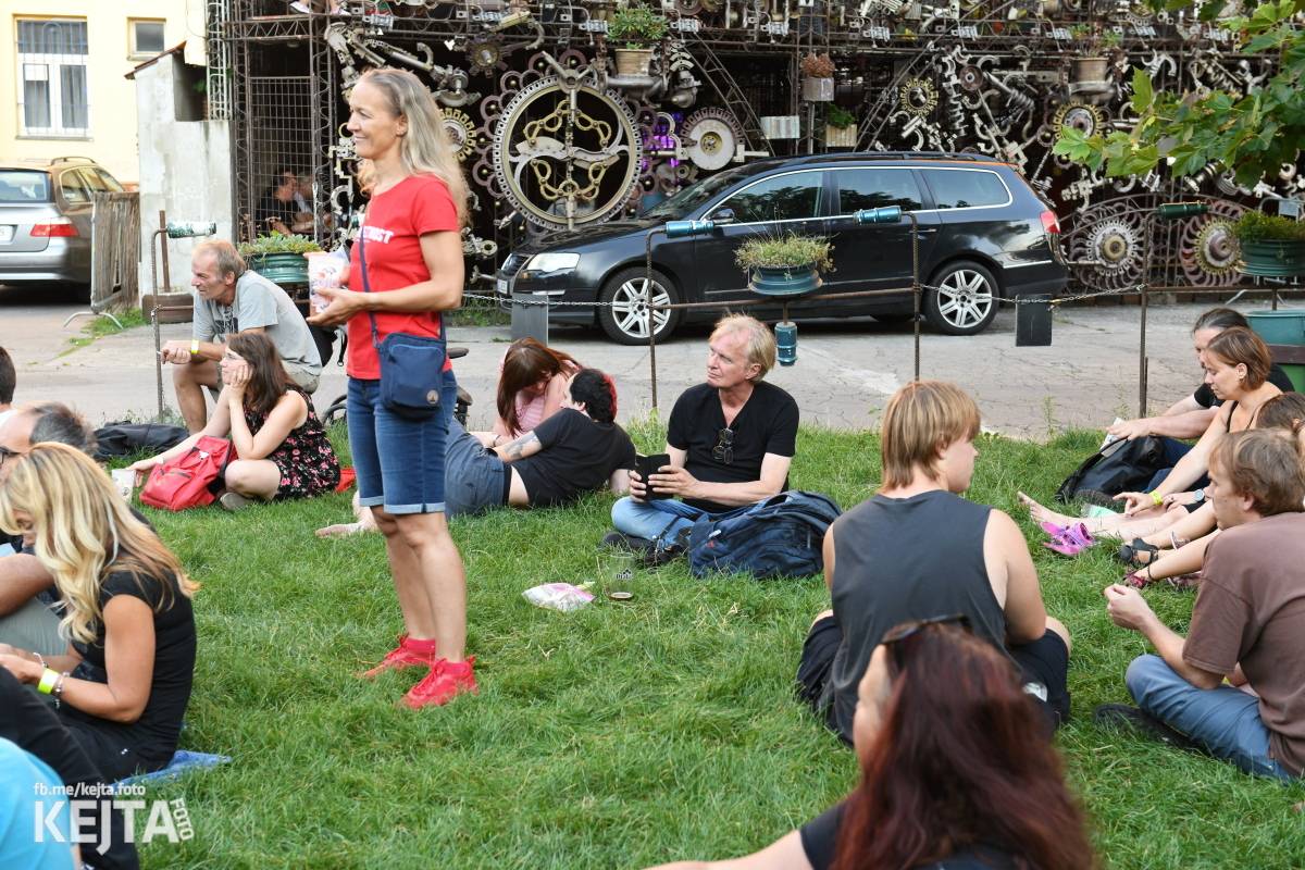 Znouzectnost poprvé zahrála v pražském Crossu, přivezla si s sebou Démophobii