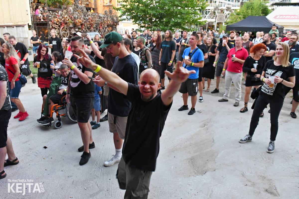 Znouzectnost poprvé zahrála v pražském Crossu, přivezla si s sebou Démophobii