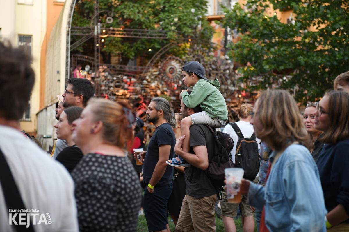 Znouzectnost poprvé zahrála v pražském Crossu, přivezla si s sebou Démophobii