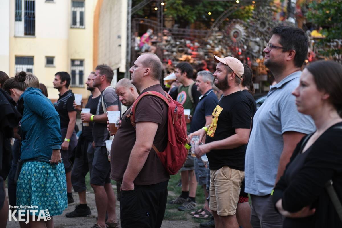 Znouzectnost poprvé zahrála v pražském Crossu, přivezla si s sebou Démophobii