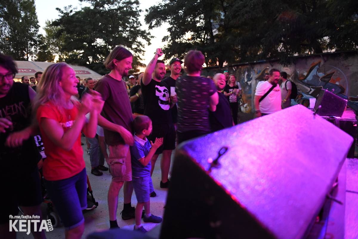 Znouzectnost poprvé zahrála v pražském Crossu, přivezla si s sebou Démophobii