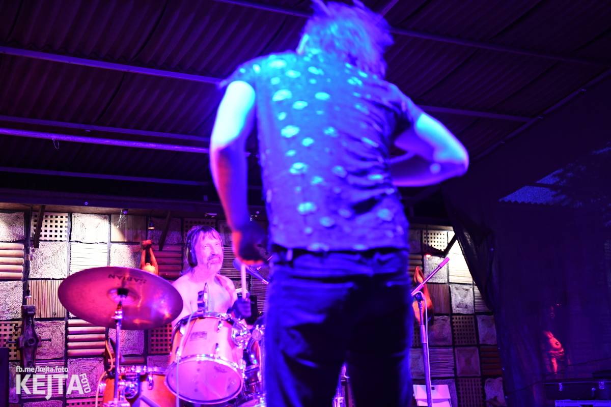 Znouzectnost poprvé zahrála v pražském Crossu, přivezla si s sebou Démophobii