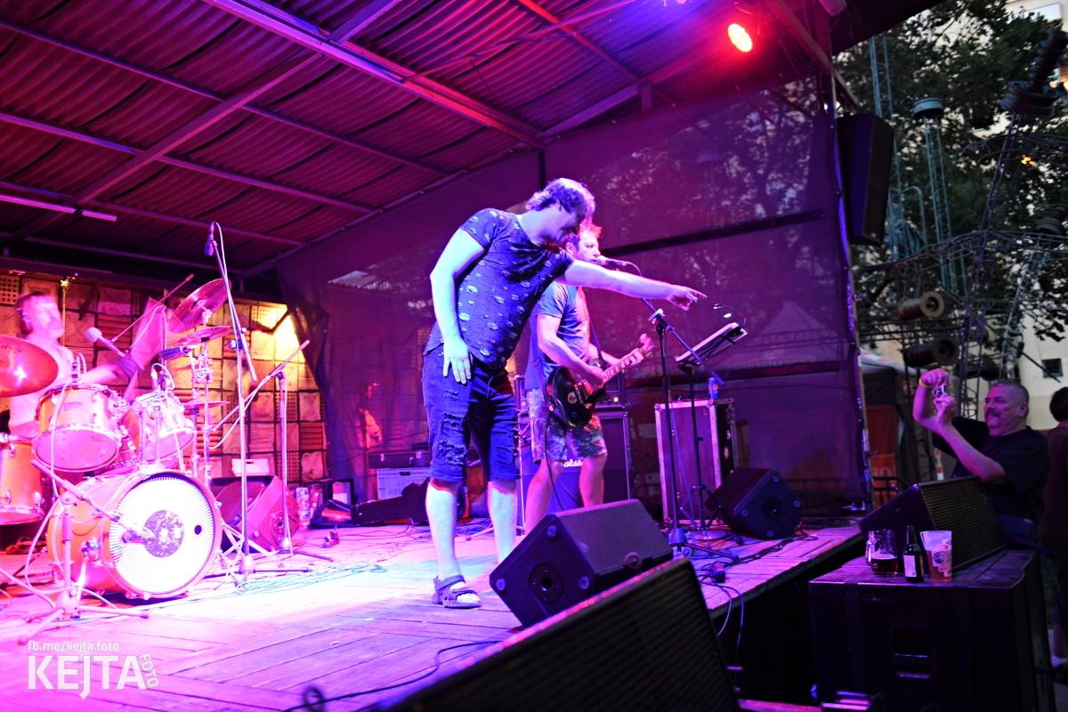 Znouzectnost poprvé zahrála v pražském Crossu, přivezla si s sebou Démophobii