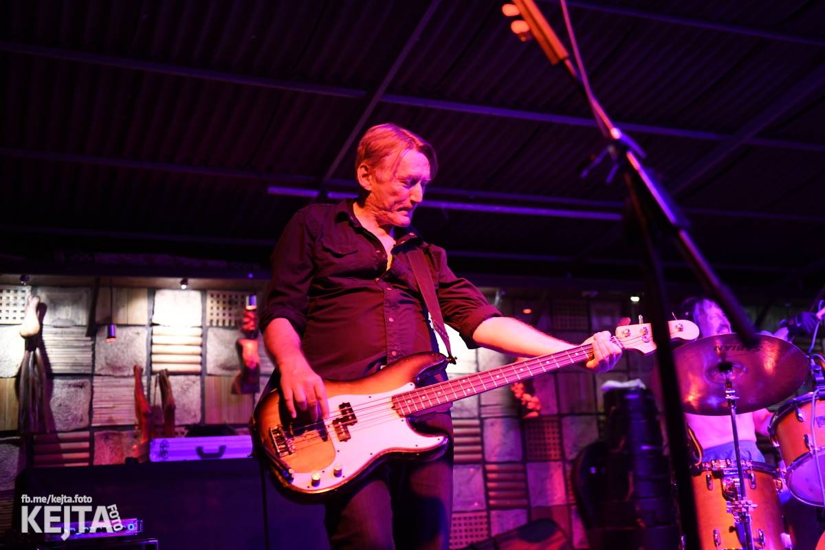 Znouzectnost poprvé zahrála v pražském Crossu, přivezla si s sebou Démophobii