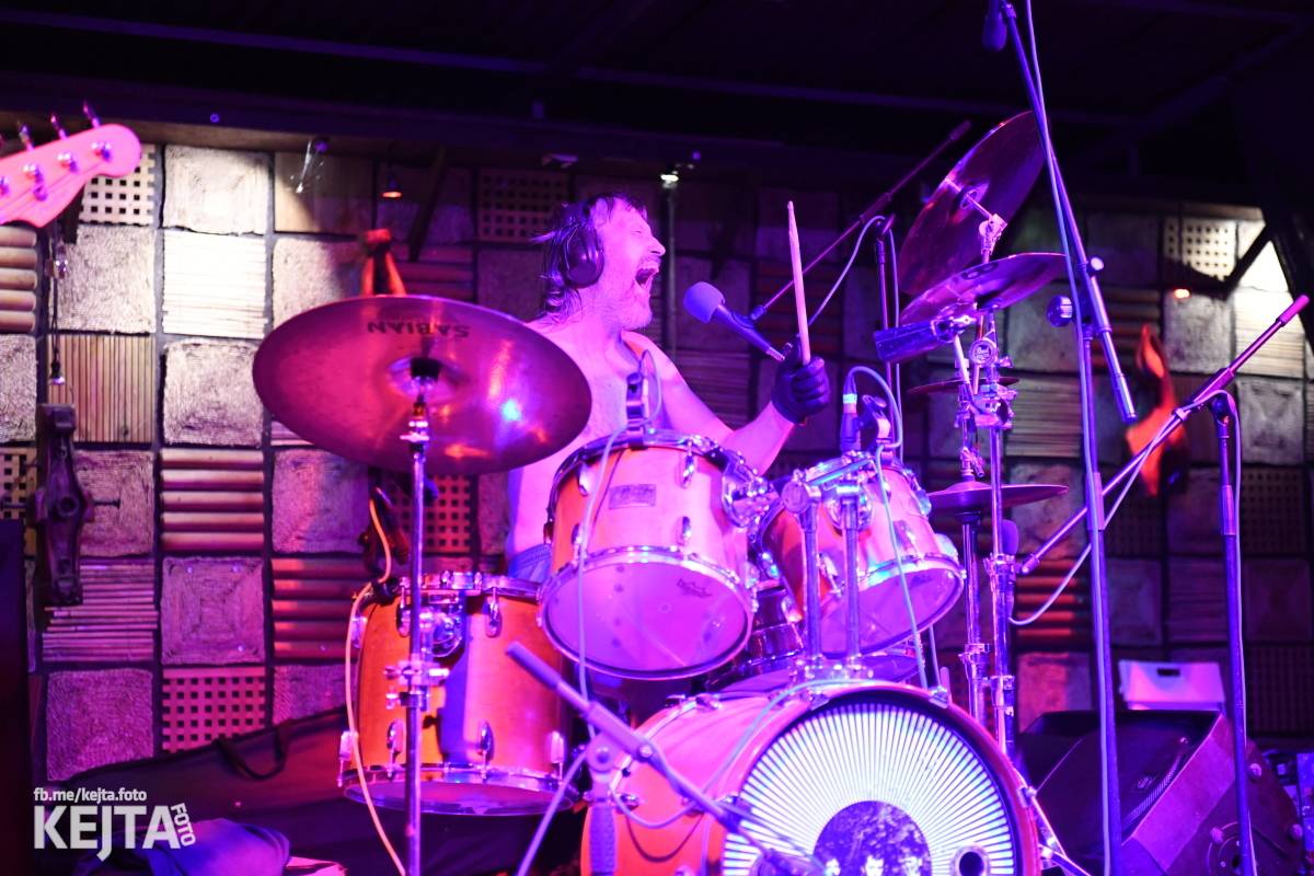 Znouzectnost poprvé zahrála v pražském Crossu, přivezla si s sebou Démophobii