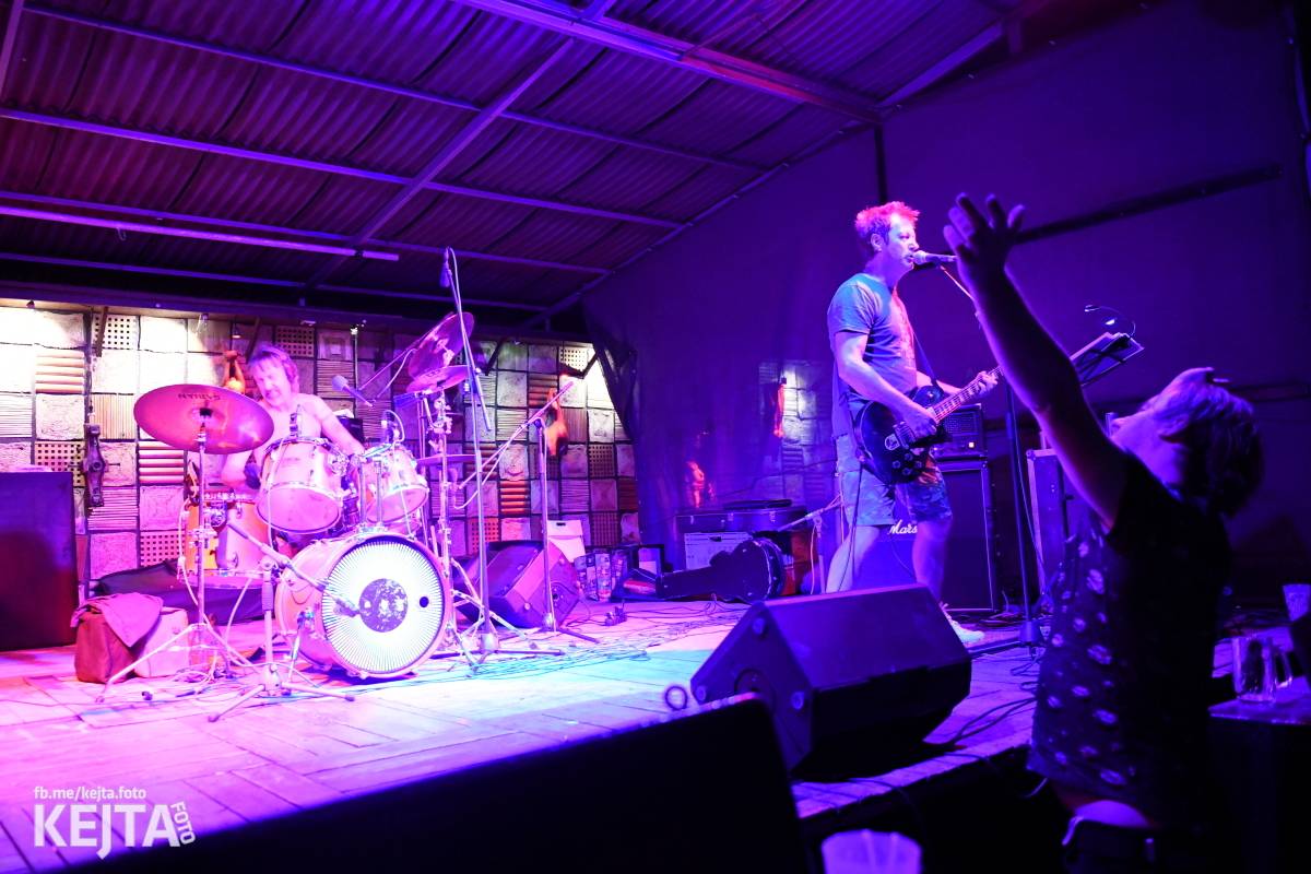 Znouzectnost poprvé zahrála v pražském Crossu, přivezla si s sebou Démophobii