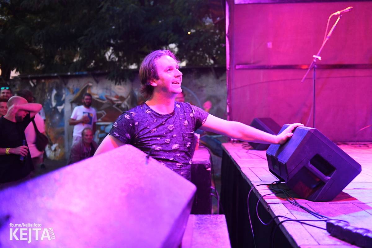 Znouzectnost poprvé zahrála v pražském Crossu, přivezla si s sebou Démophobii