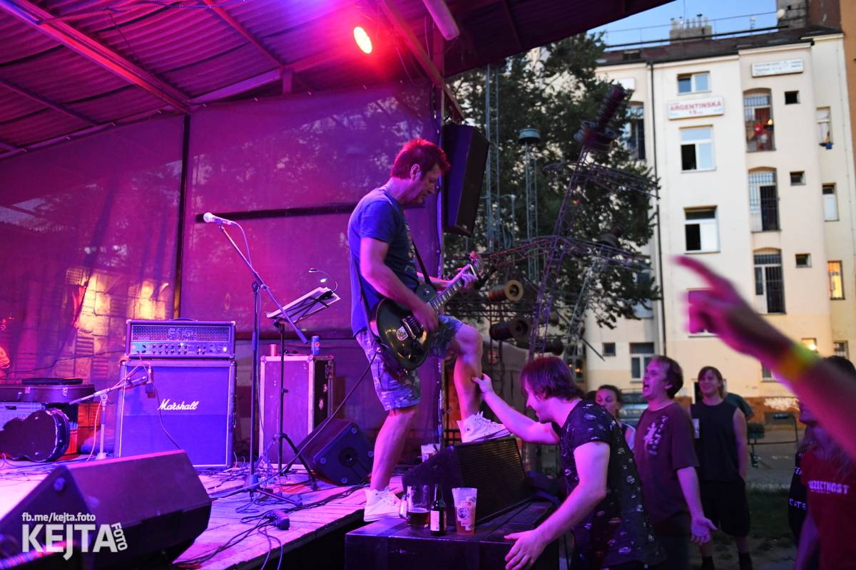 Znouzectnost poprvé zahrála v pražském Crossu, přivezla si s sebou Démophobii