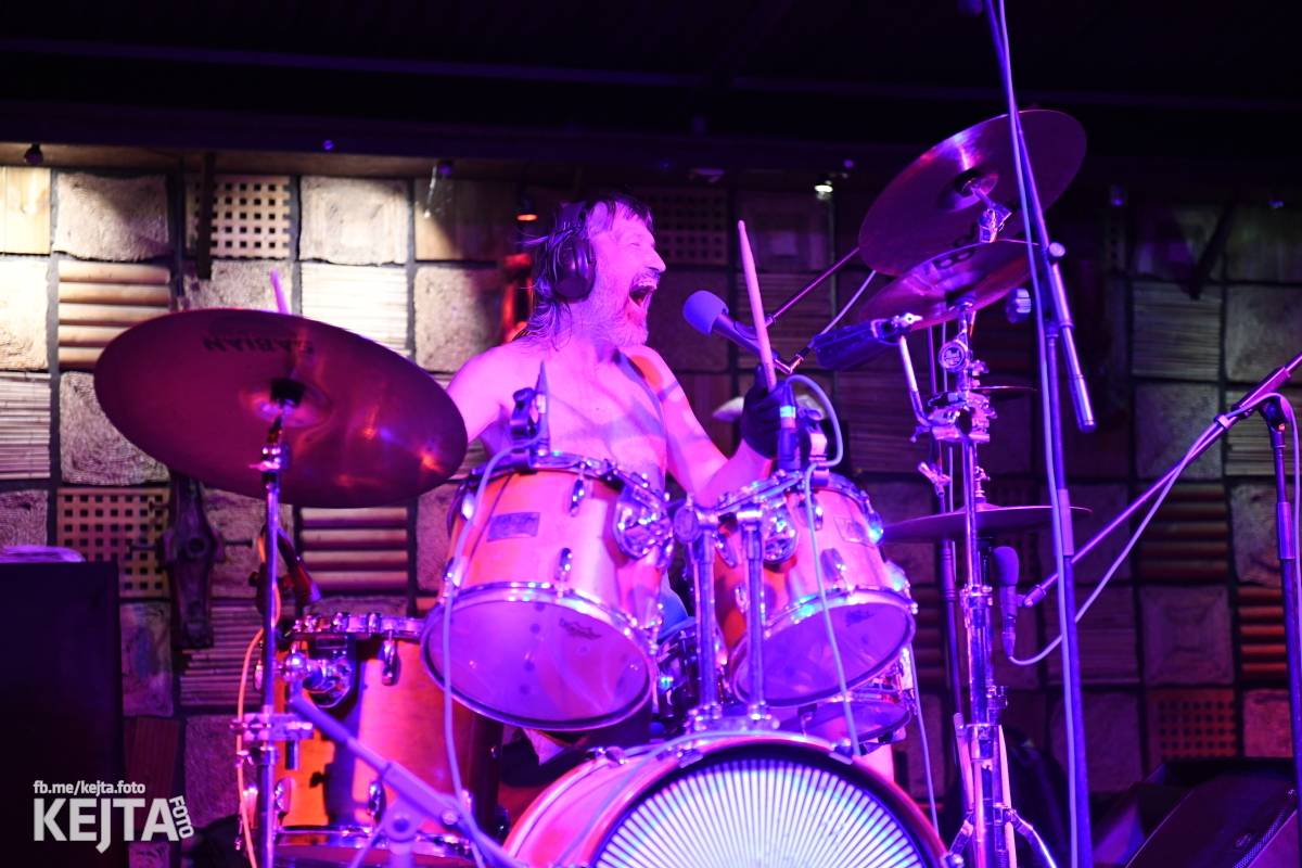 Znouzectnost poprvé zahrála v pražském Crossu, přivezla si s sebou Démophobii