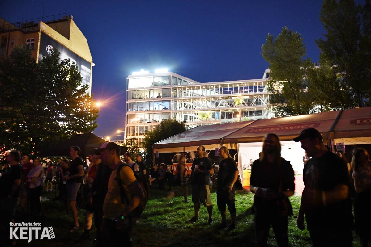 Znouzectnost poprvé zahrála v pražském Crossu, přivezla si s sebou Démophobii