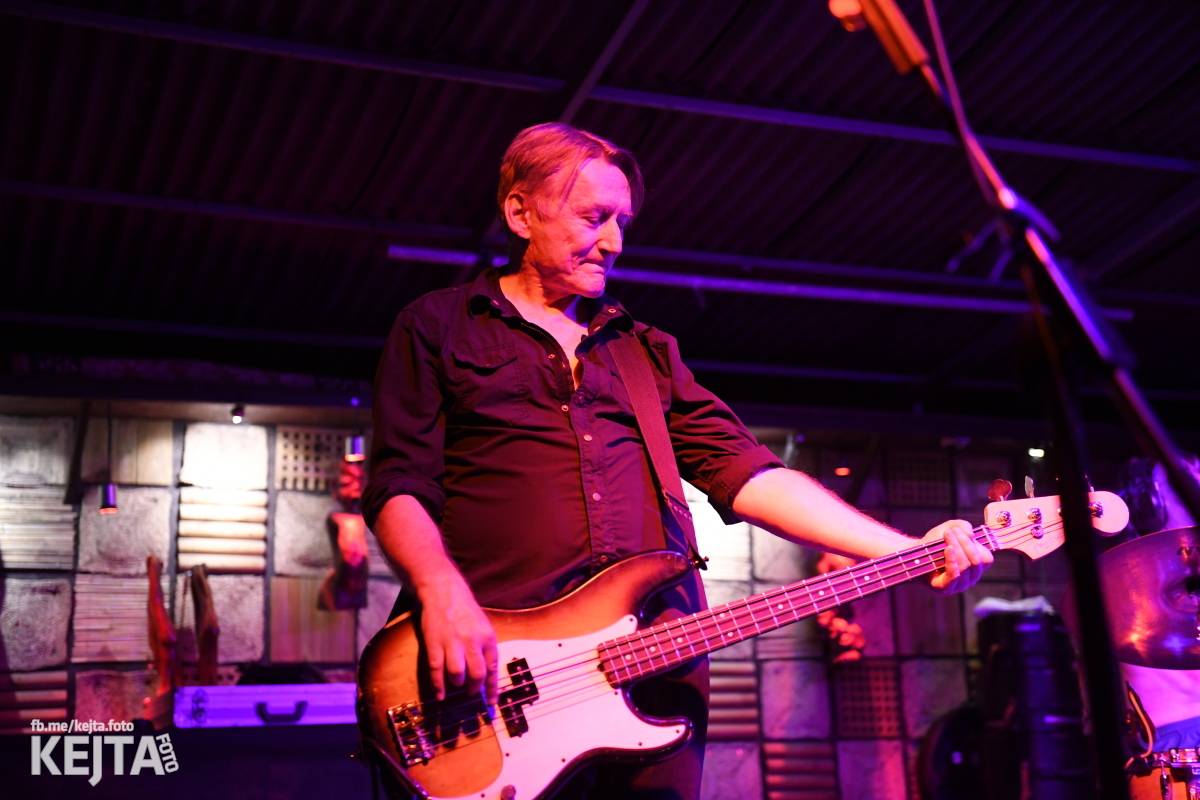 Znouzectnost poprvé zahrála v pražském Crossu, přivezla si s sebou Démophobii