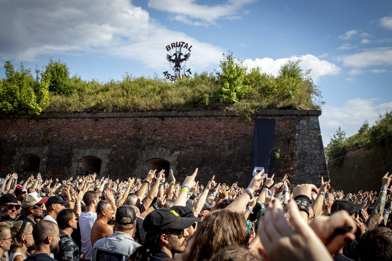 Pevností Josefov otřásá Brutal Assault. Mercyful Fate zahráli poprvé po 23 letech pauzy, přijeli i Asphyx či čeští Godless Truth