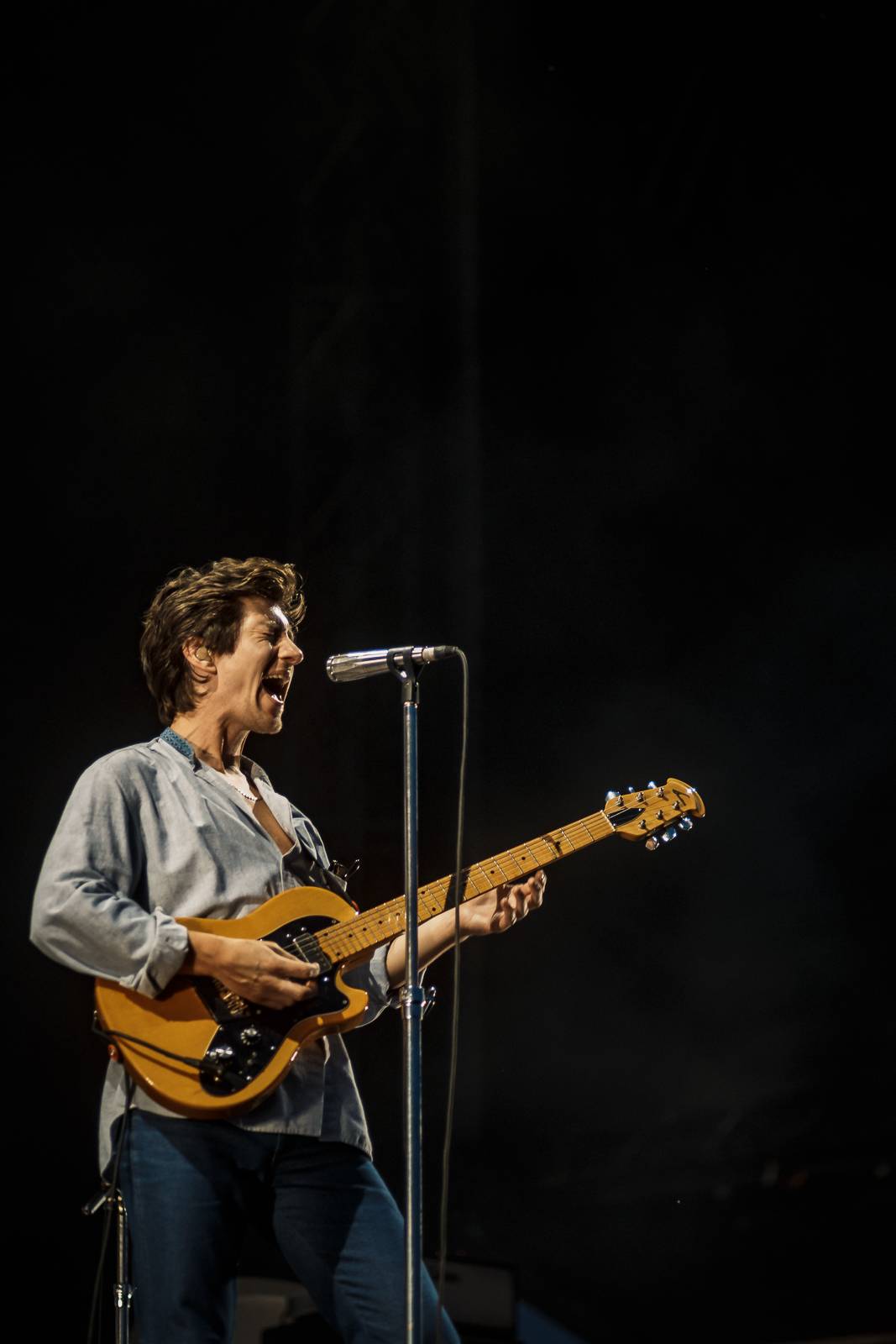 Protřepat, nemíchat! Arctic Monkeys předvedli v Praze show jako vystřiženou ze 70. let