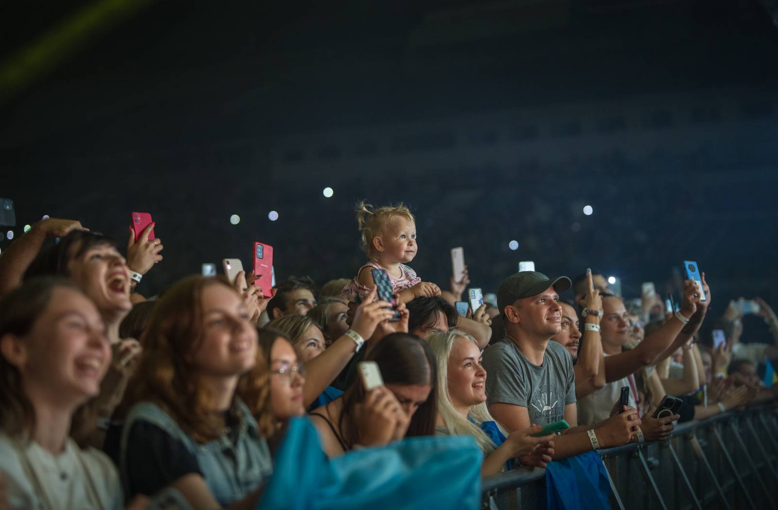 Světelná show, skvělý zvuk a emoce. Okean Elzy hráli v Praze pro Ukrajinu