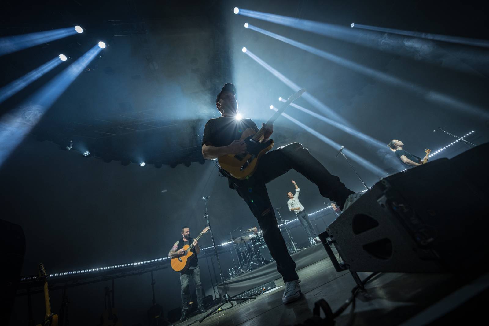 Světelná show, skvělý zvuk a emoce. Okean Elzy hráli v Praze pro Ukrajinu