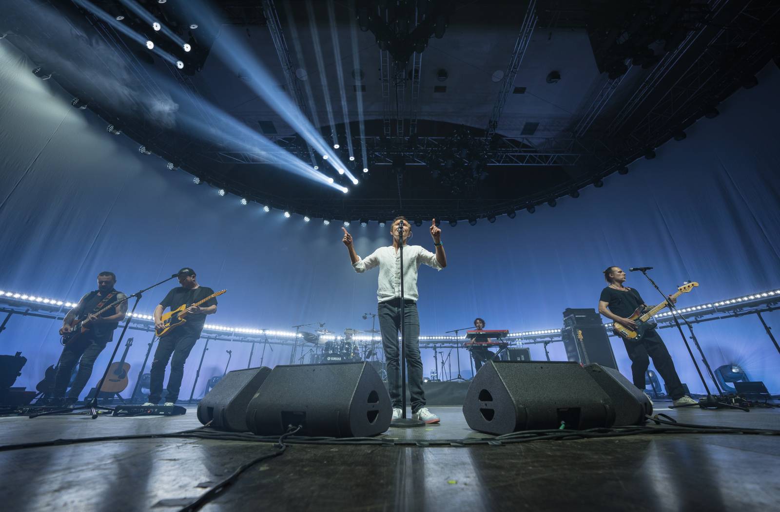 Světelná show, skvělý zvuk a emoce. Okean Elzy hráli v Praze pro Ukrajinu