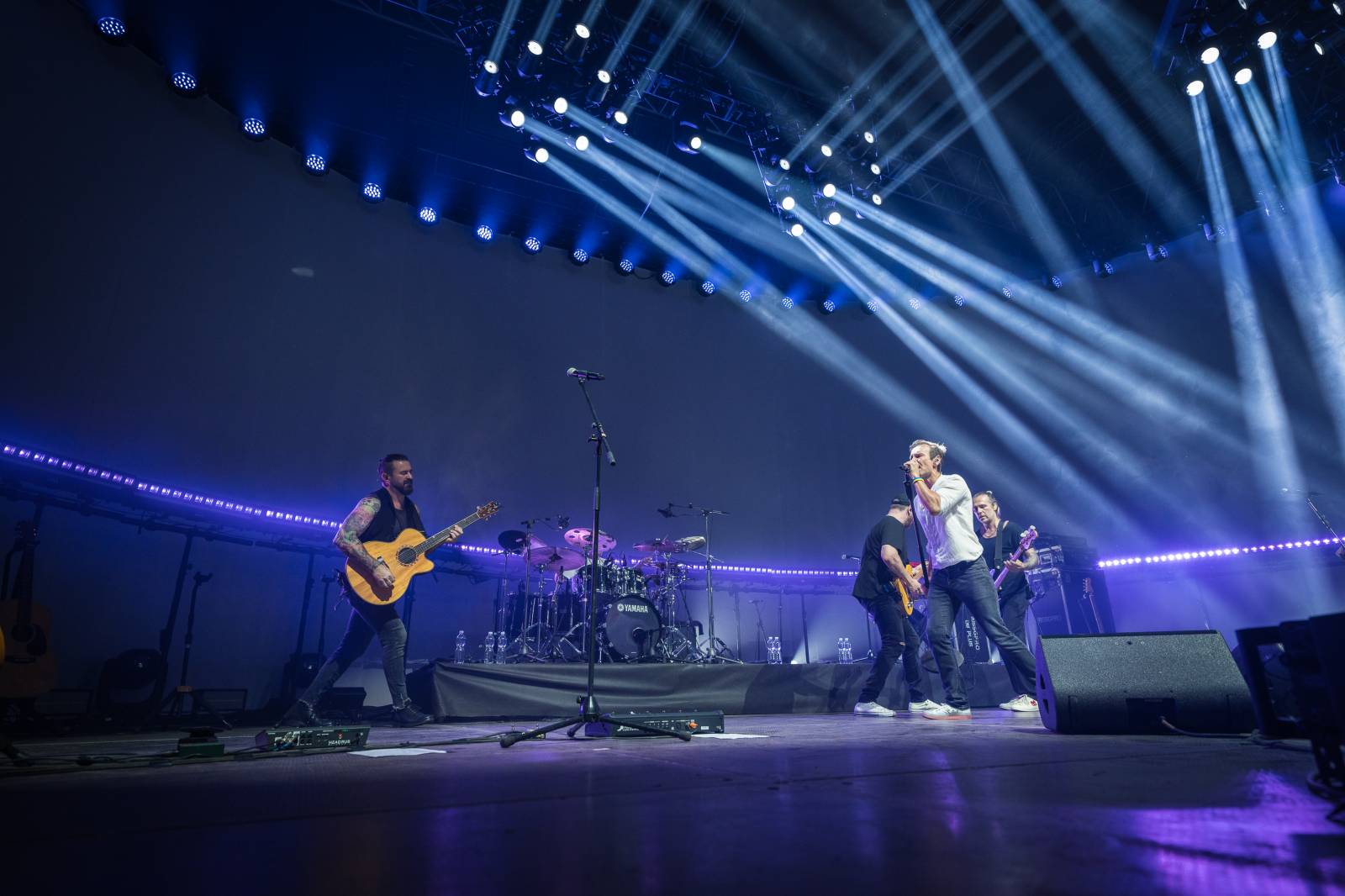 Světelná show, skvělý zvuk a emoce. Okean Elzy hráli v Praze pro Ukrajinu