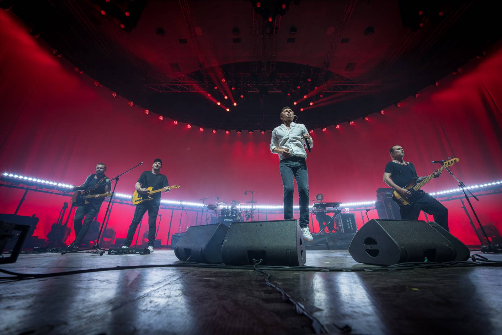 Světelná show, skvělý zvuk a emoce. Okean Elzy hráli v Praze pro Ukrajinu