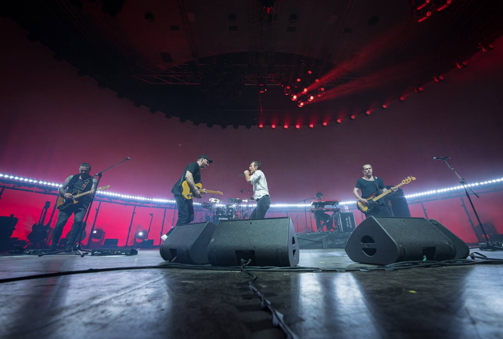 Světelná show, skvělý zvuk a emoce. Okean Elzy hráli v Praze pro Ukrajinu