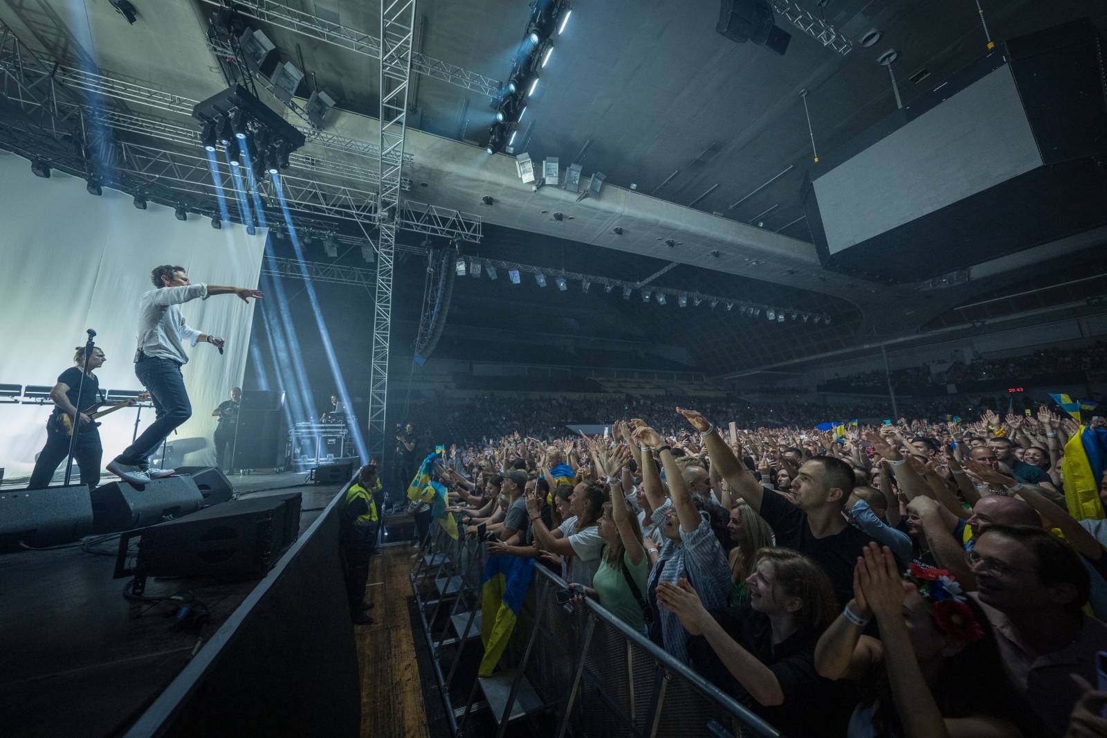 Světelná show, skvělý zvuk a emoce. Okean Elzy hráli v Praze pro Ukrajinu