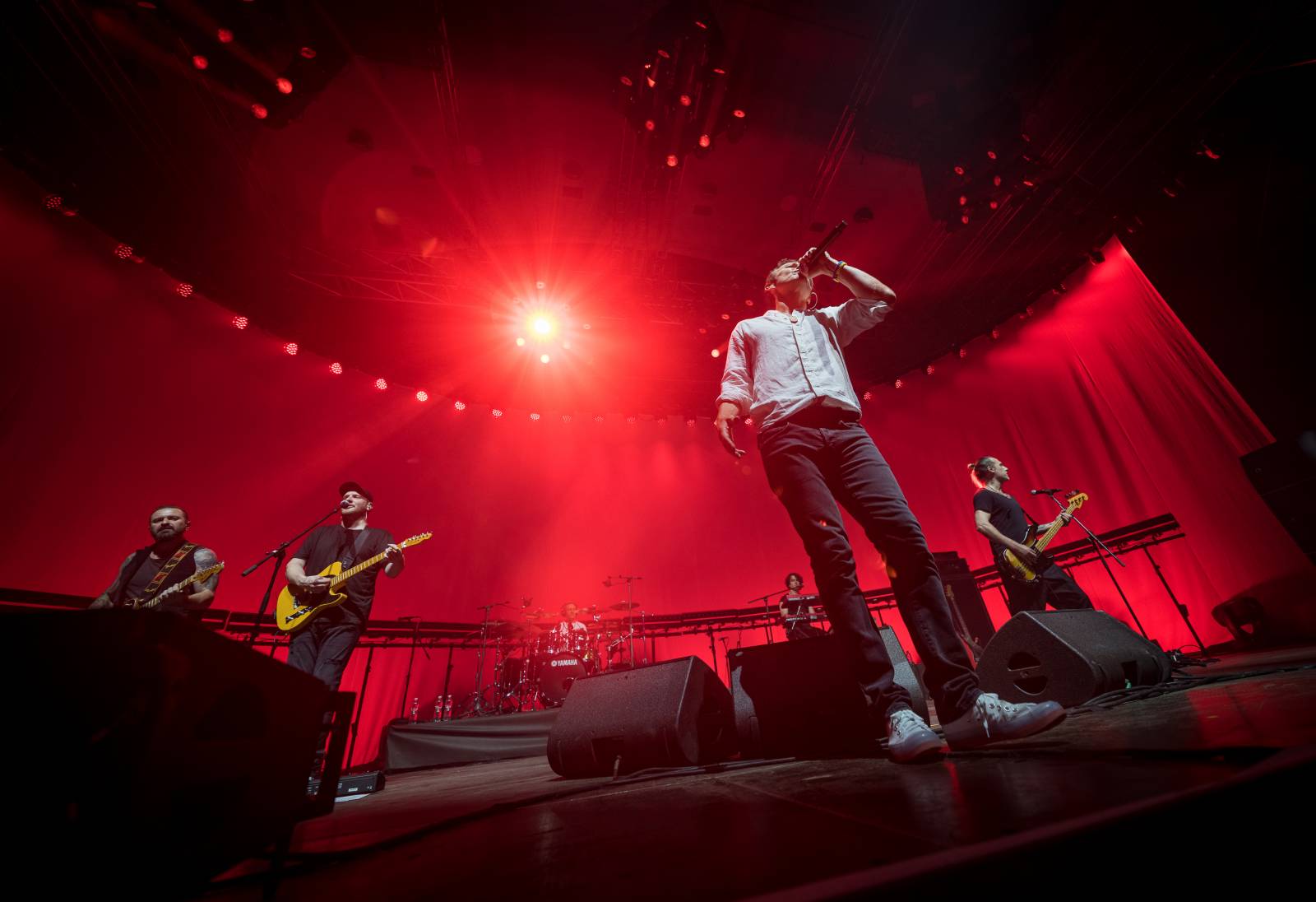 Světelná show, skvělý zvuk a emoce. Okean Elzy hráli v Praze pro Ukrajinu