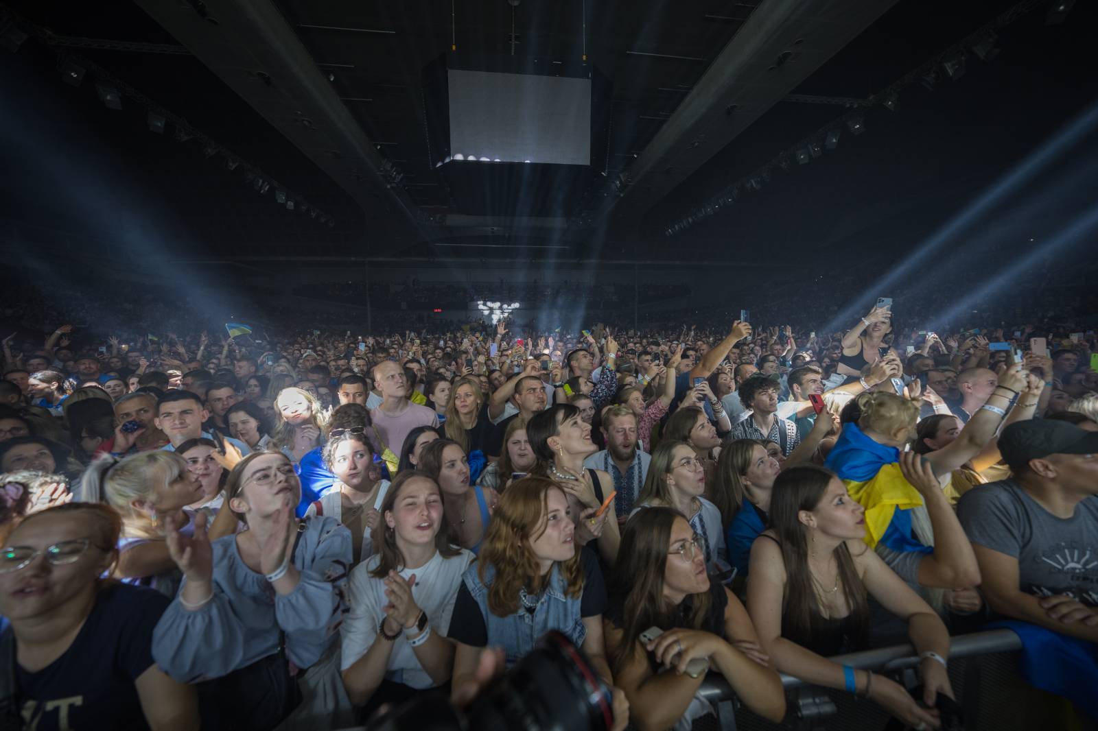 Světelná show, skvělý zvuk a emoce. Okean Elzy hráli v Praze pro Ukrajinu