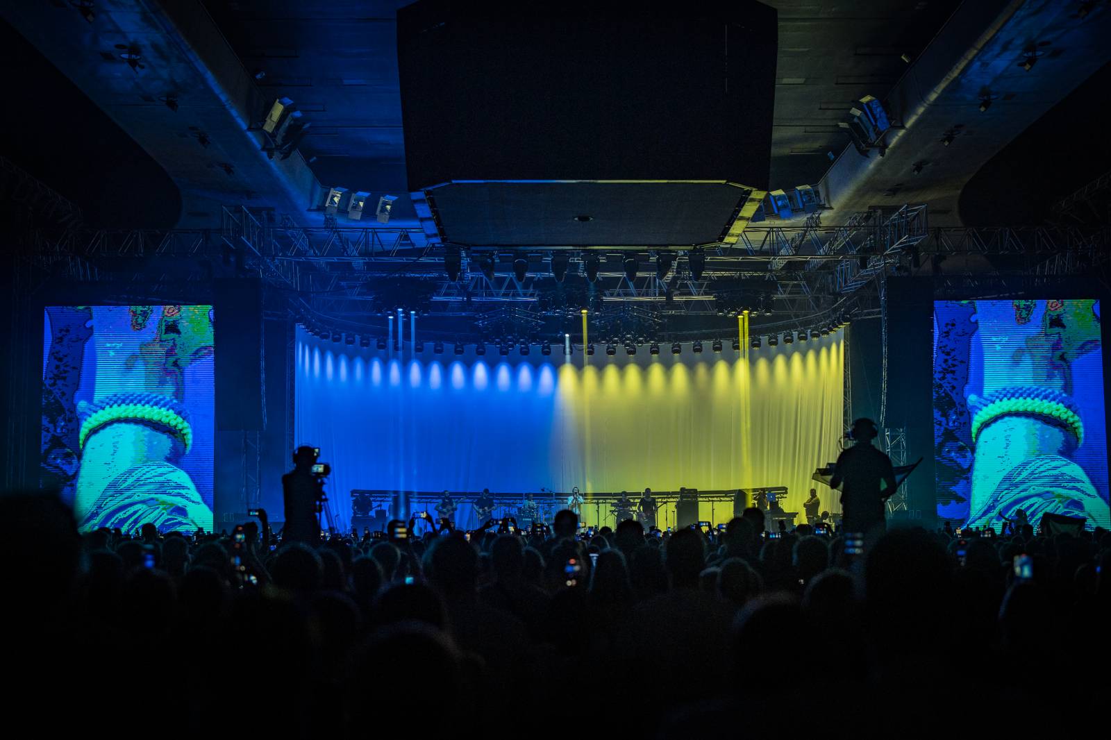 Světelná show, skvělý zvuk a emoce. Okean Elzy hráli v Praze pro Ukrajinu