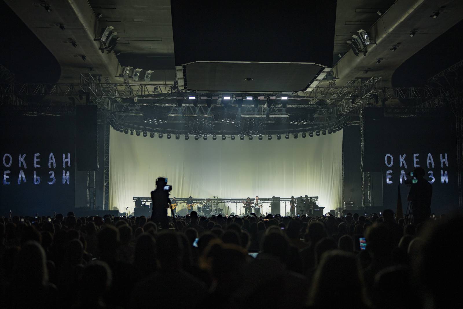 Světelná show, skvělý zvuk a emoce. Okean Elzy hráli v Praze pro Ukrajinu