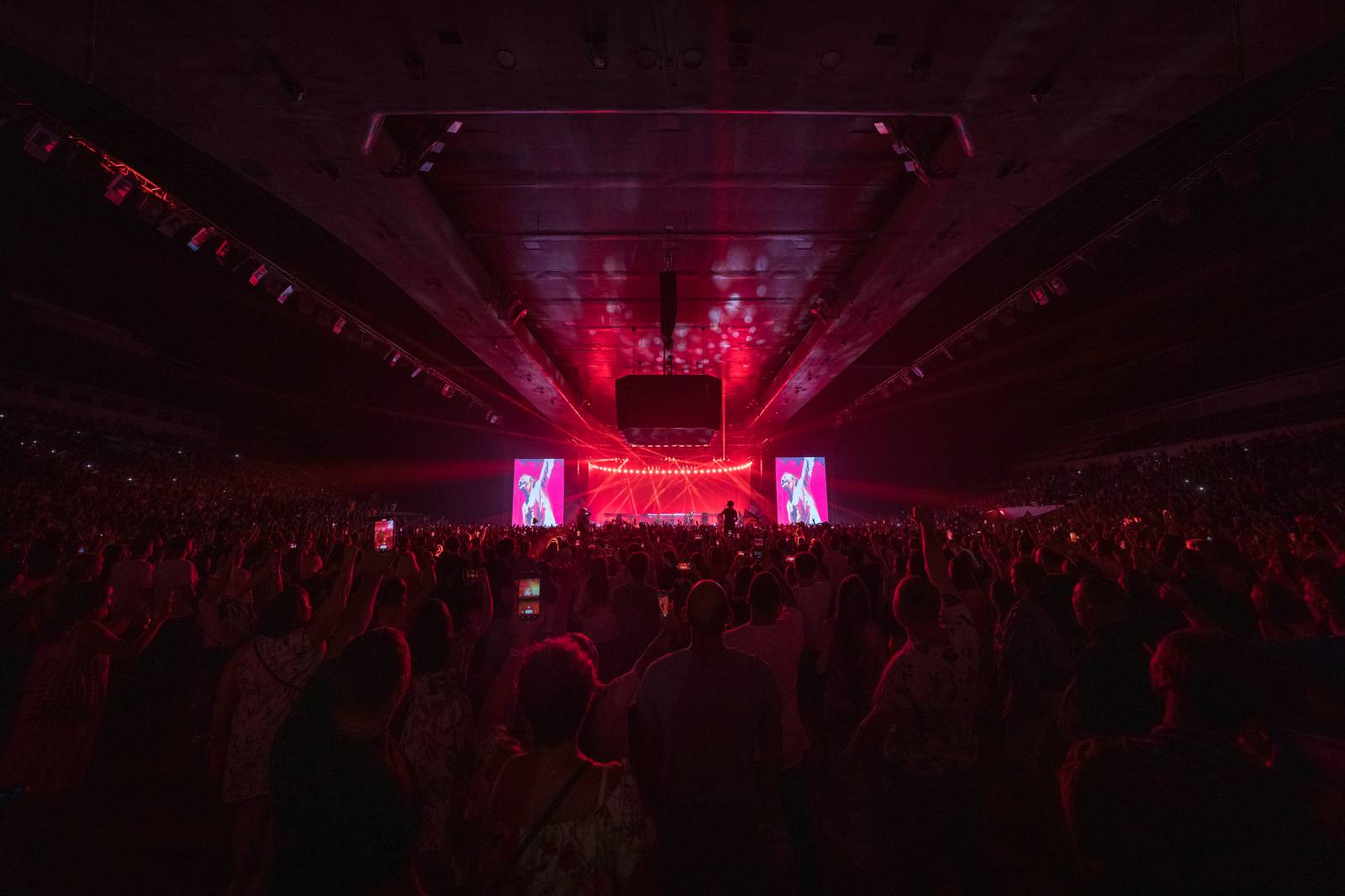 Světelná show, skvělý zvuk a emoce. Okean Elzy hráli v Praze pro Ukrajinu