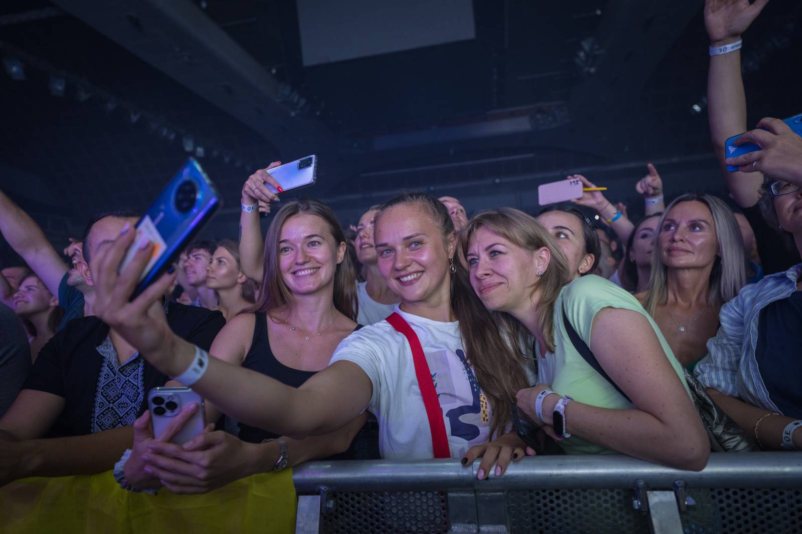 Světelná show, skvělý zvuk a emoce. Okean Elzy hráli v Praze pro Ukrajinu