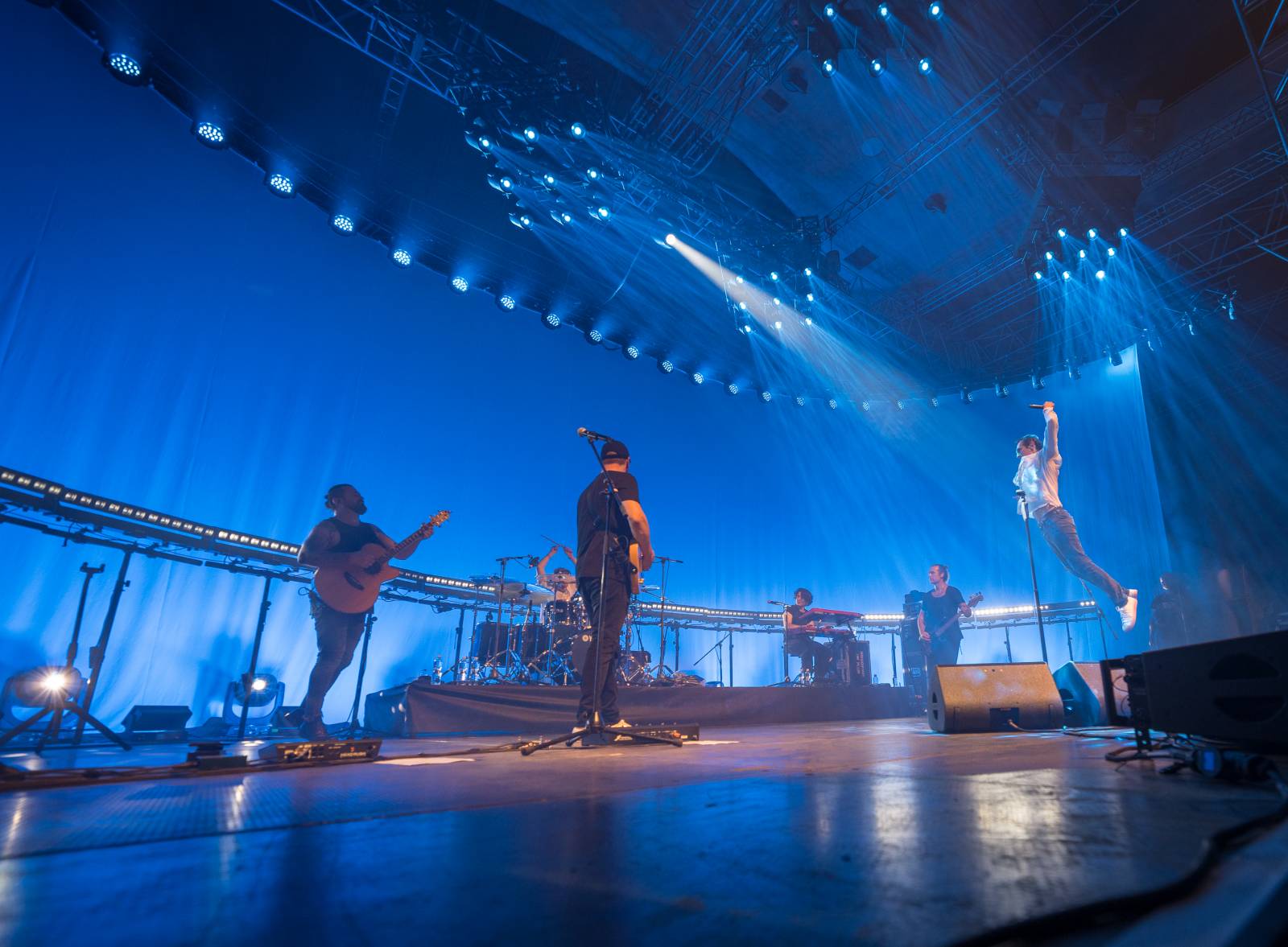 Světelná show, skvělý zvuk a emoce. Okean Elzy hráli v Praze pro Ukrajinu