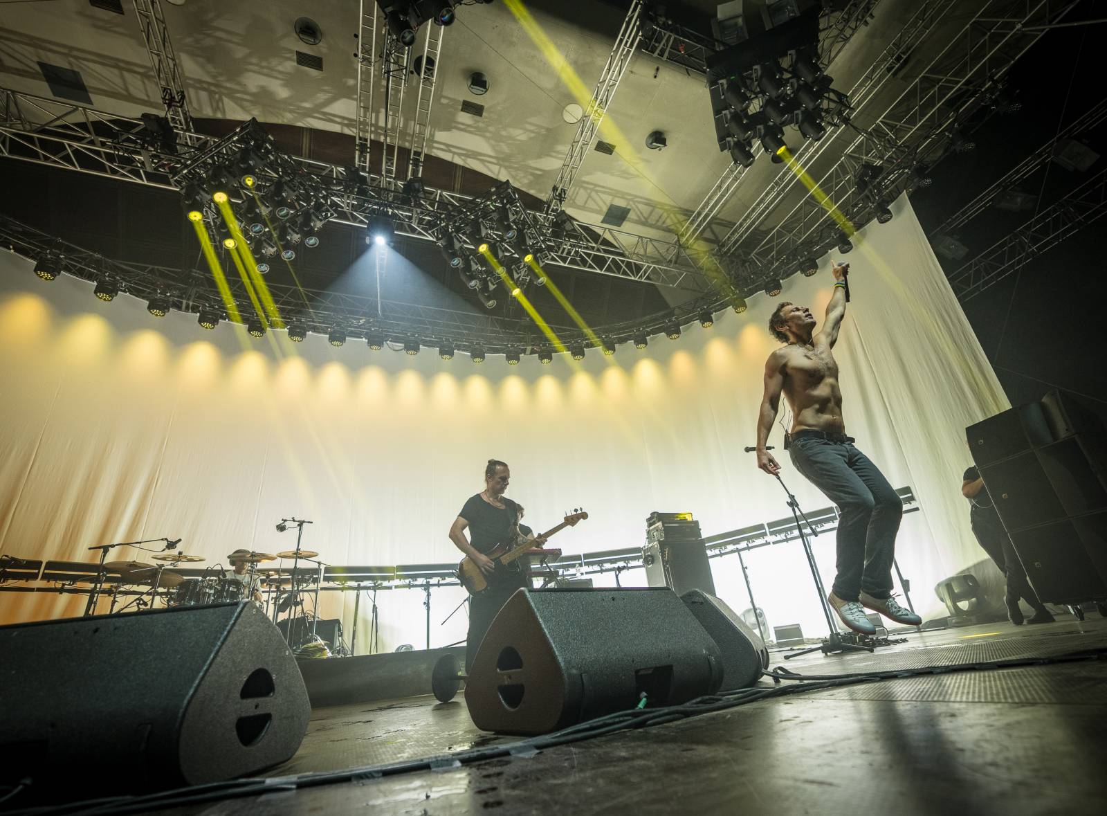 Světelná show, skvělý zvuk a emoce. Okean Elzy hráli v Praze pro Ukrajinu