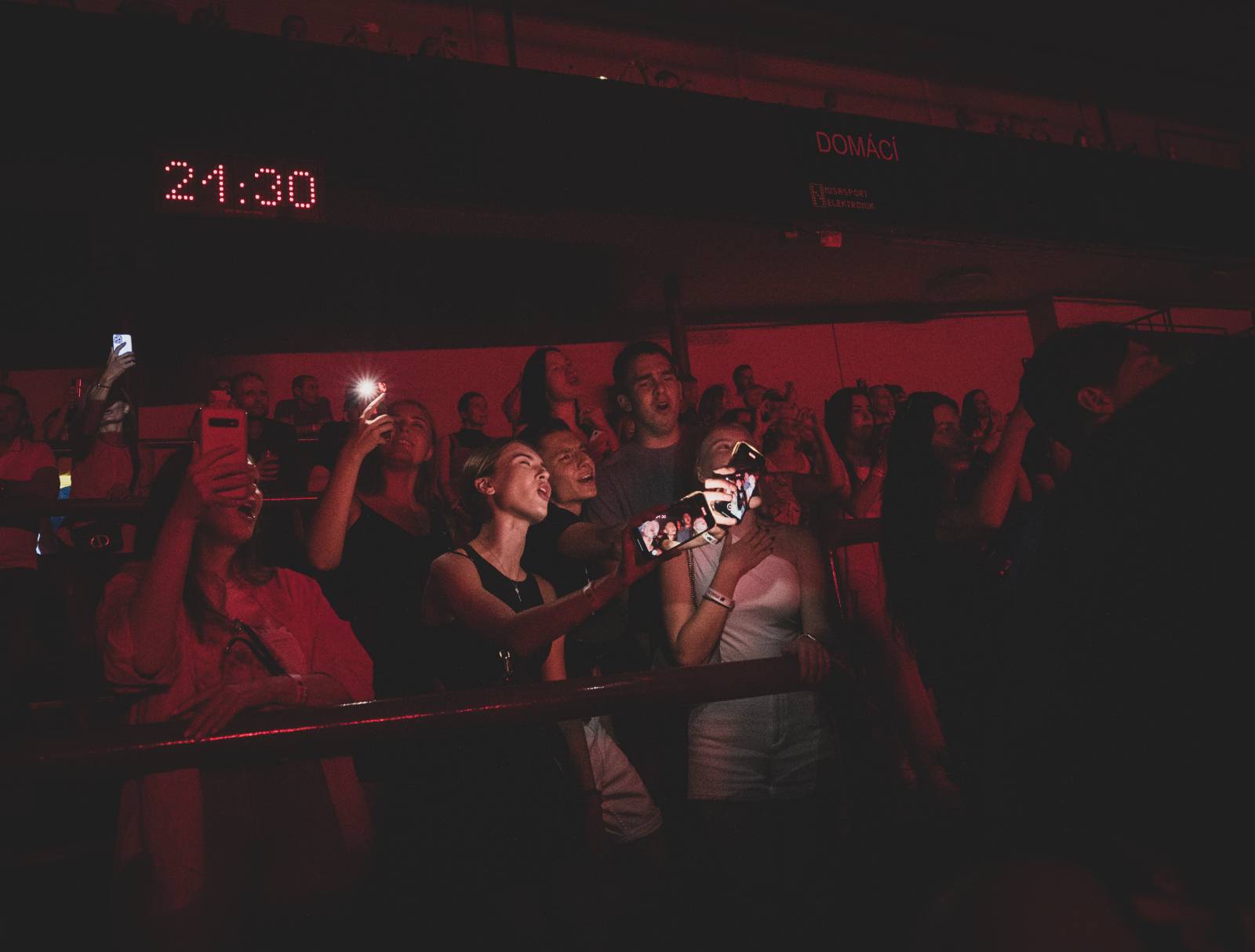 Světelná show, skvělý zvuk a emoce. Okean Elzy hráli v Praze pro Ukrajinu