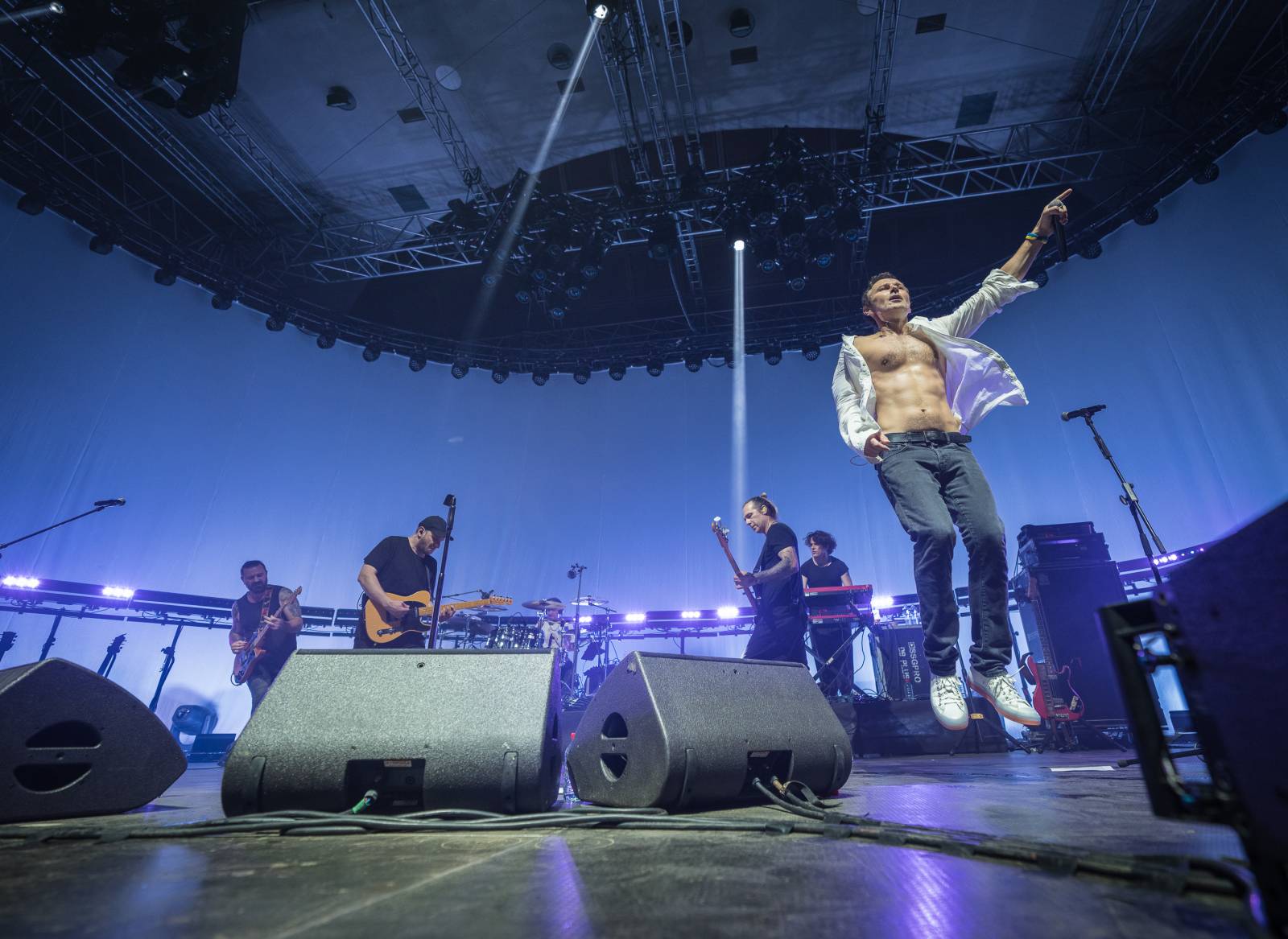 Světelná show, skvělý zvuk a emoce. Okean Elzy hráli v Praze pro Ukrajinu