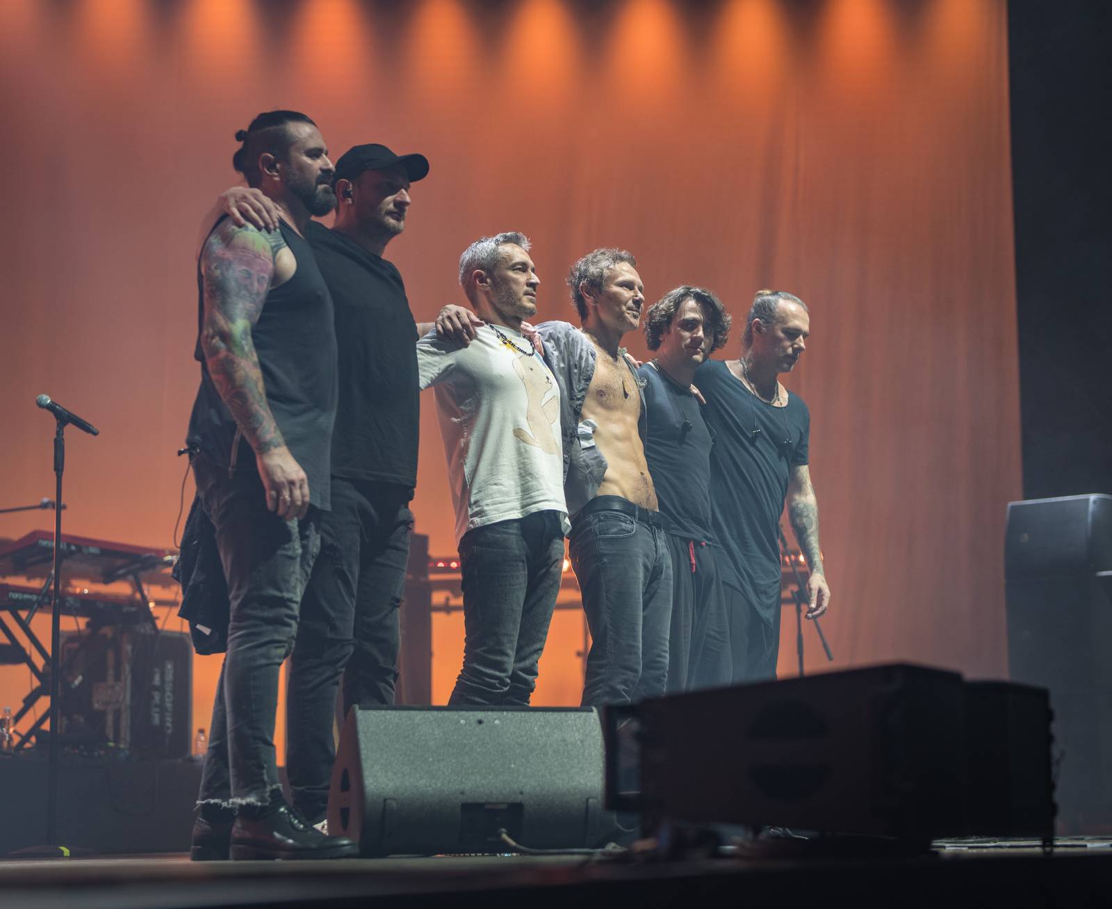 Světelná show, skvělý zvuk a emoce. Okean Elzy hráli v Praze pro Ukrajinu