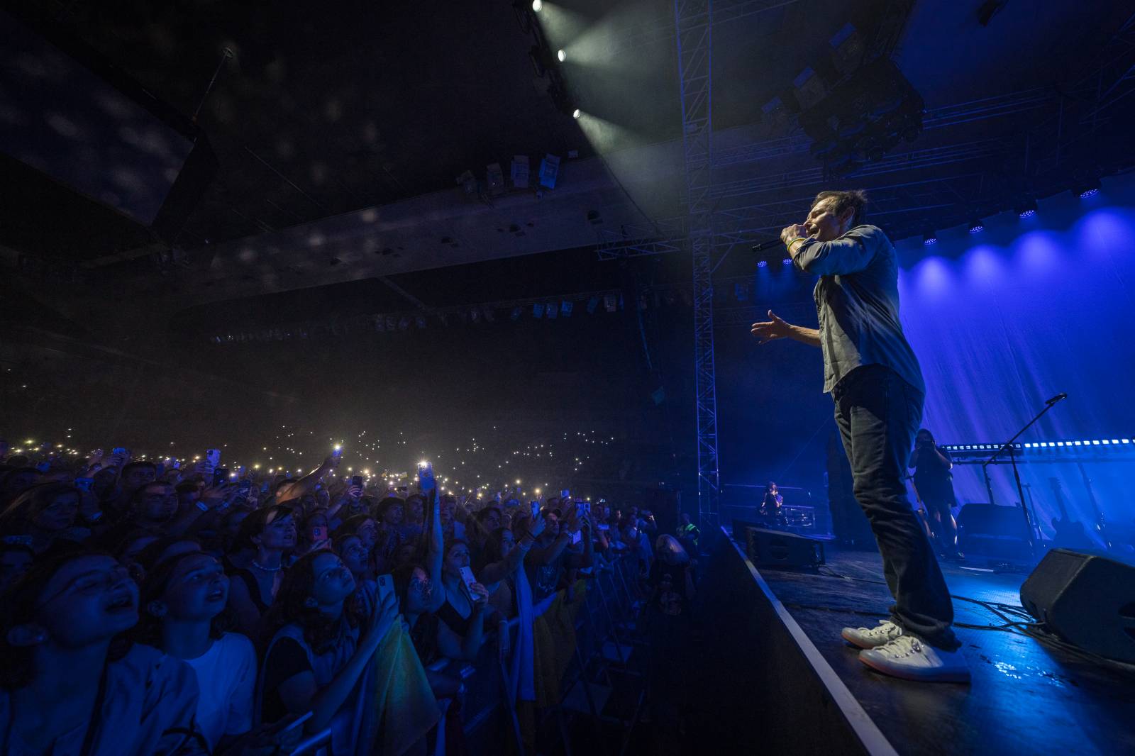 Světelná show, skvělý zvuk a emoce. Okean Elzy hráli v Praze pro Ukrajinu