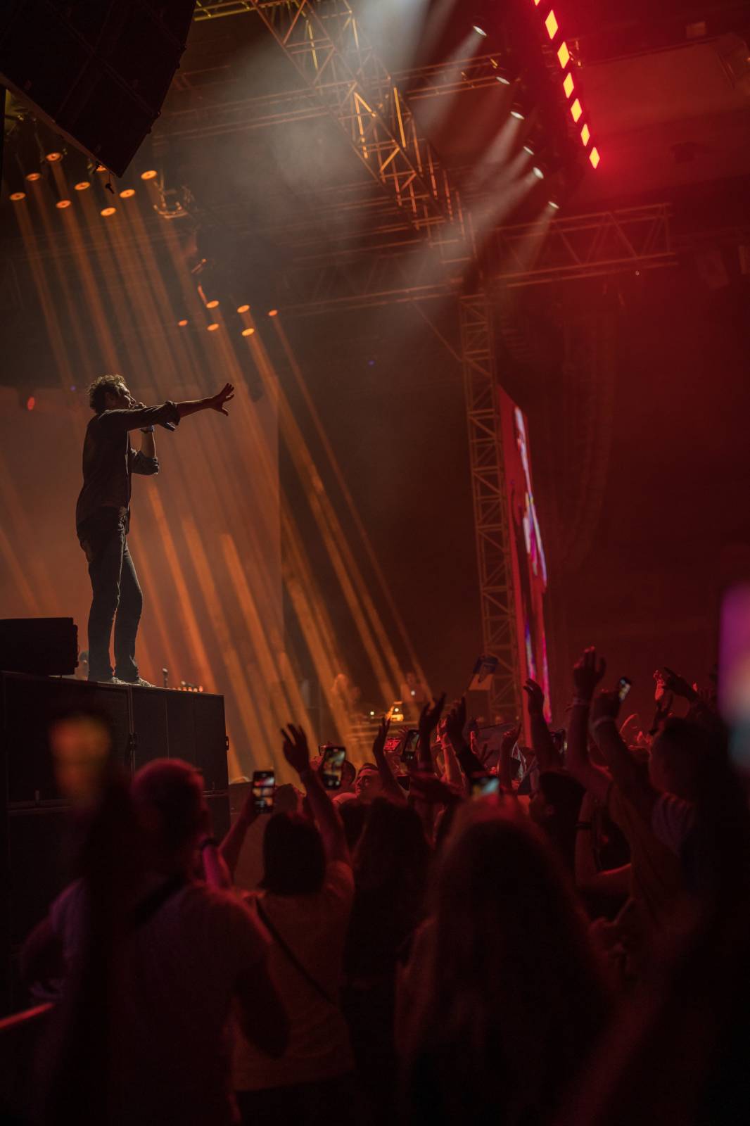 Světelná show, skvělý zvuk a emoce. Okean Elzy hráli v Praze pro Ukrajinu