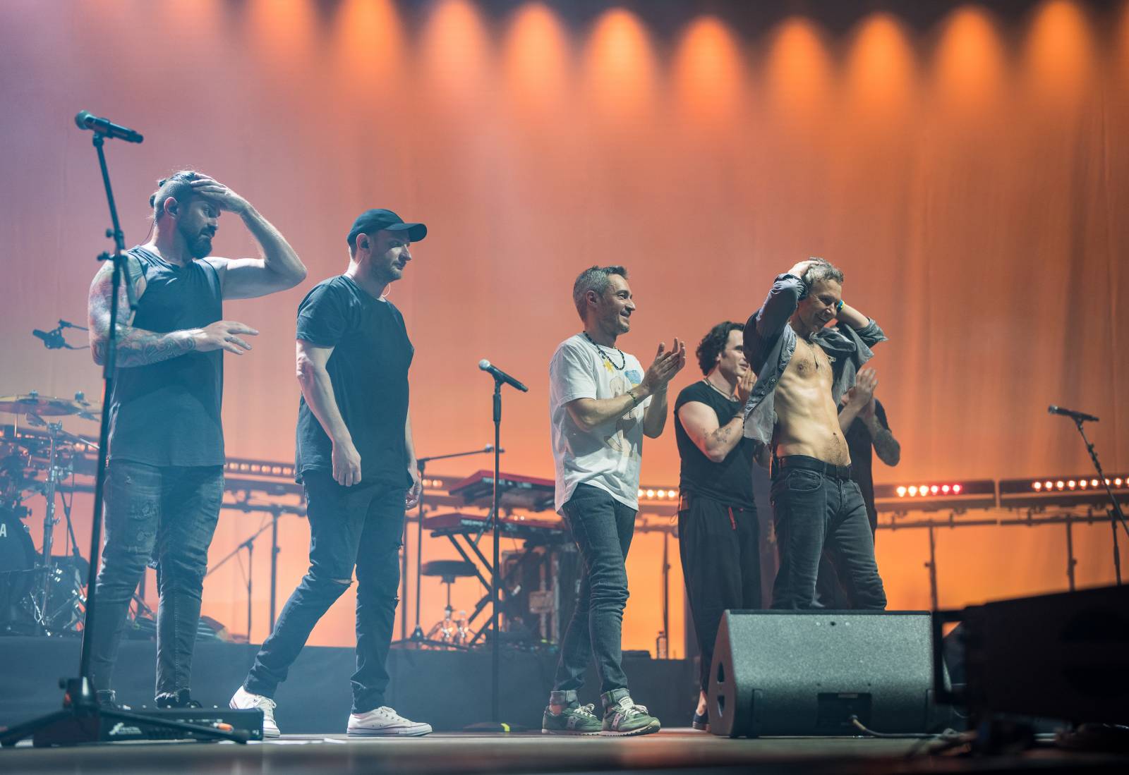 Světelná show, skvělý zvuk a emoce. Okean Elzy hráli v Praze pro Ukrajinu