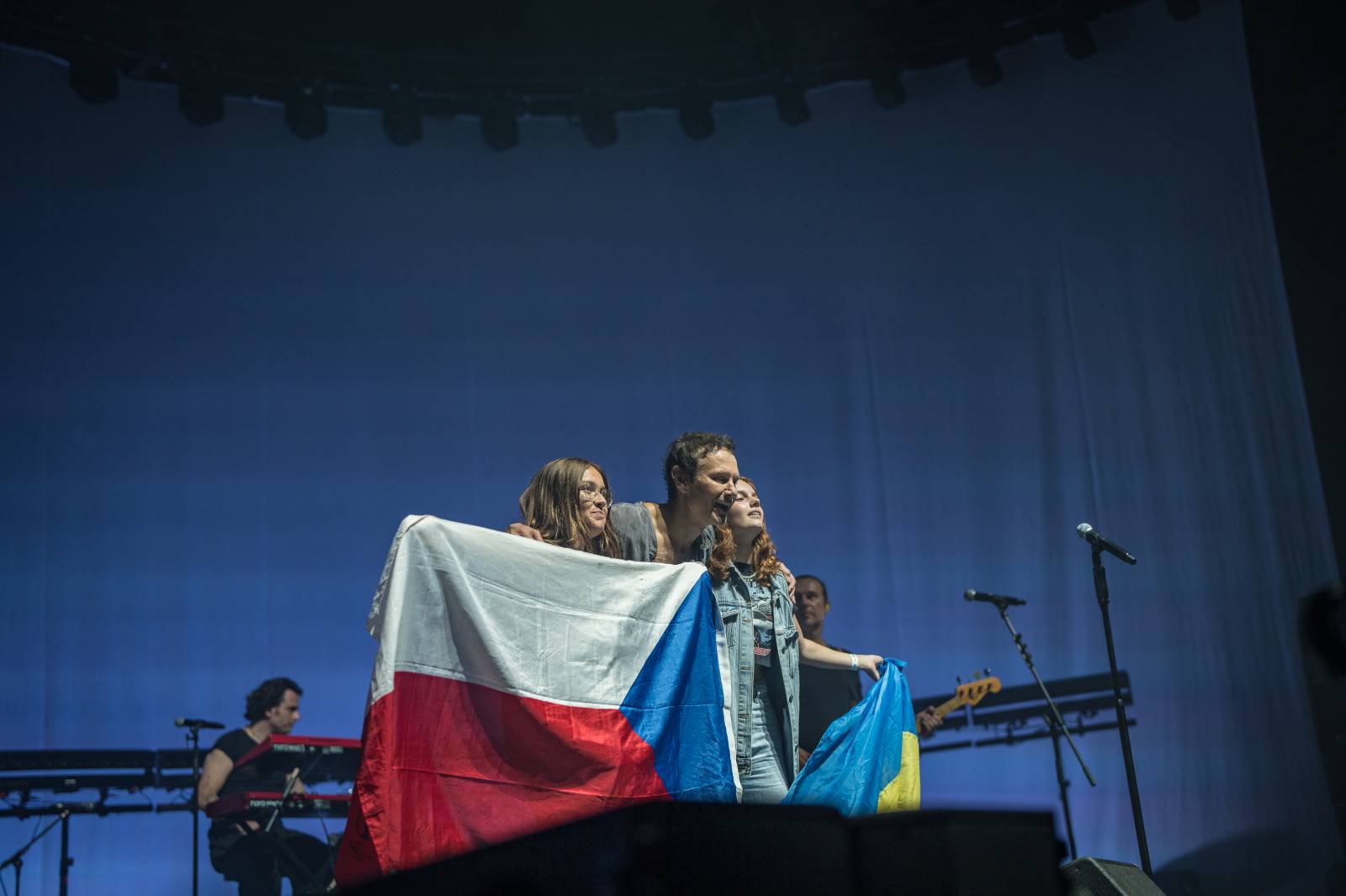 Světelná show, skvělý zvuk a emoce. Okean Elzy hráli v Praze pro Ukrajinu