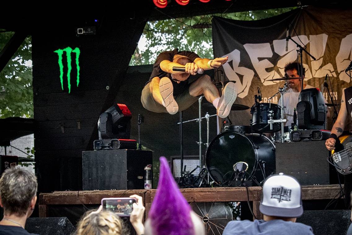 Na volyňské plovárně to zase žije. Festival Summer Punk Party přivítal Moscow Death Brigade nebo Bezlad