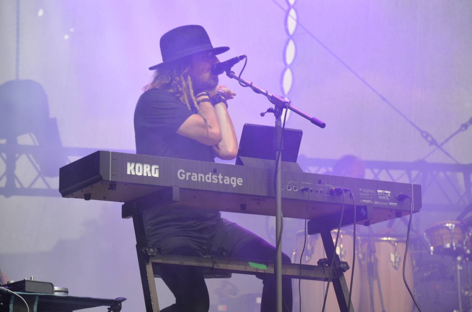 Tomáš Klus se utrhl v Hradci nad Moravicí ze řetězu, Mig 21 vystoupili bez spodního prádla