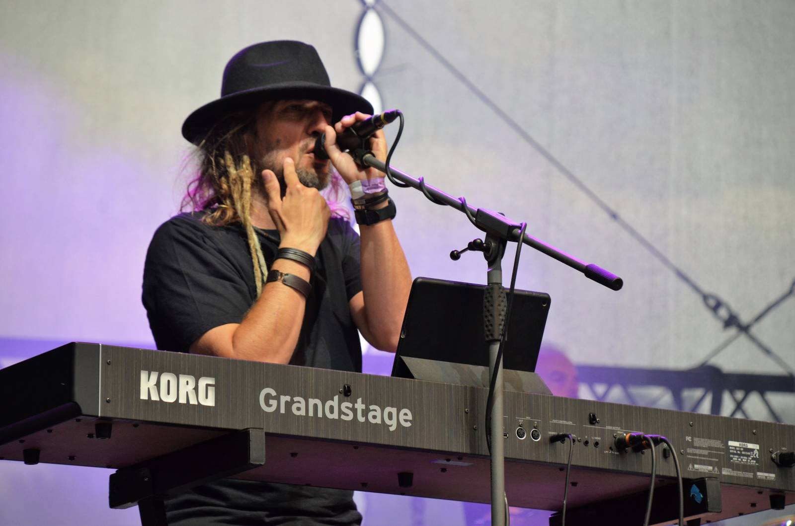 Tomáš Klus se utrhl v Hradci nad Moravicí ze řetězu, Mig 21 vystoupili bez spodního prádla