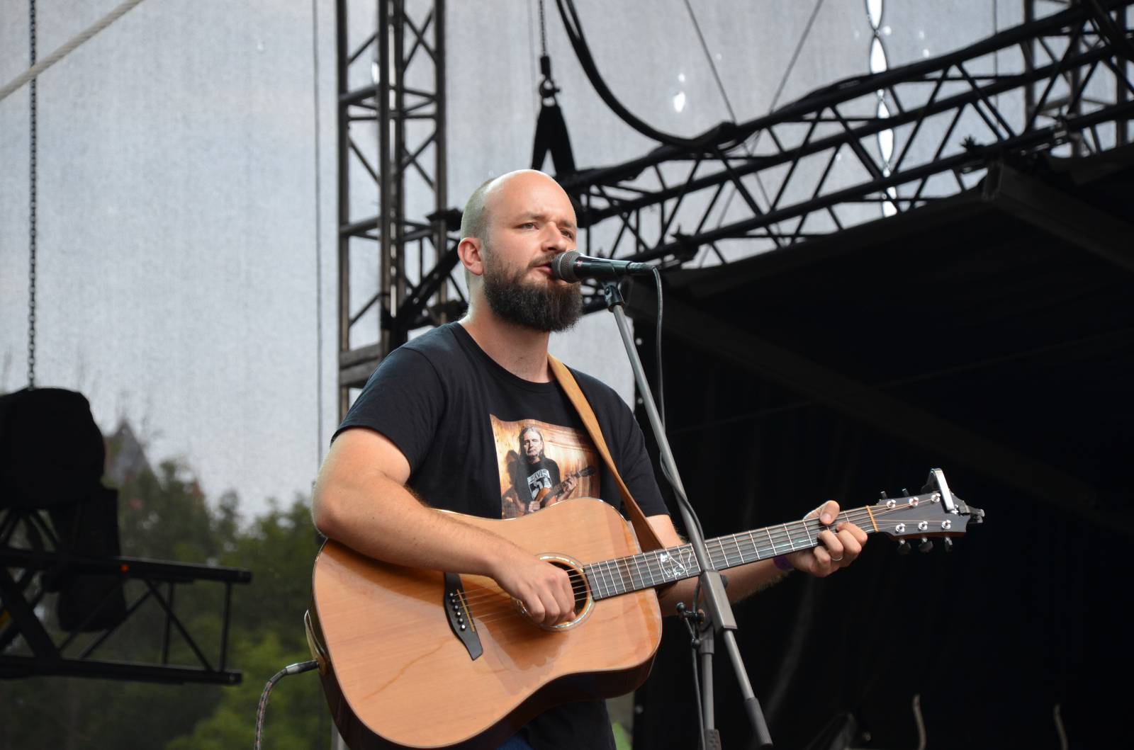 Tomáš Klus se utrhl v Hradci nad Moravicí ze řetězu, Mig 21 vystoupili bez spodního prádla