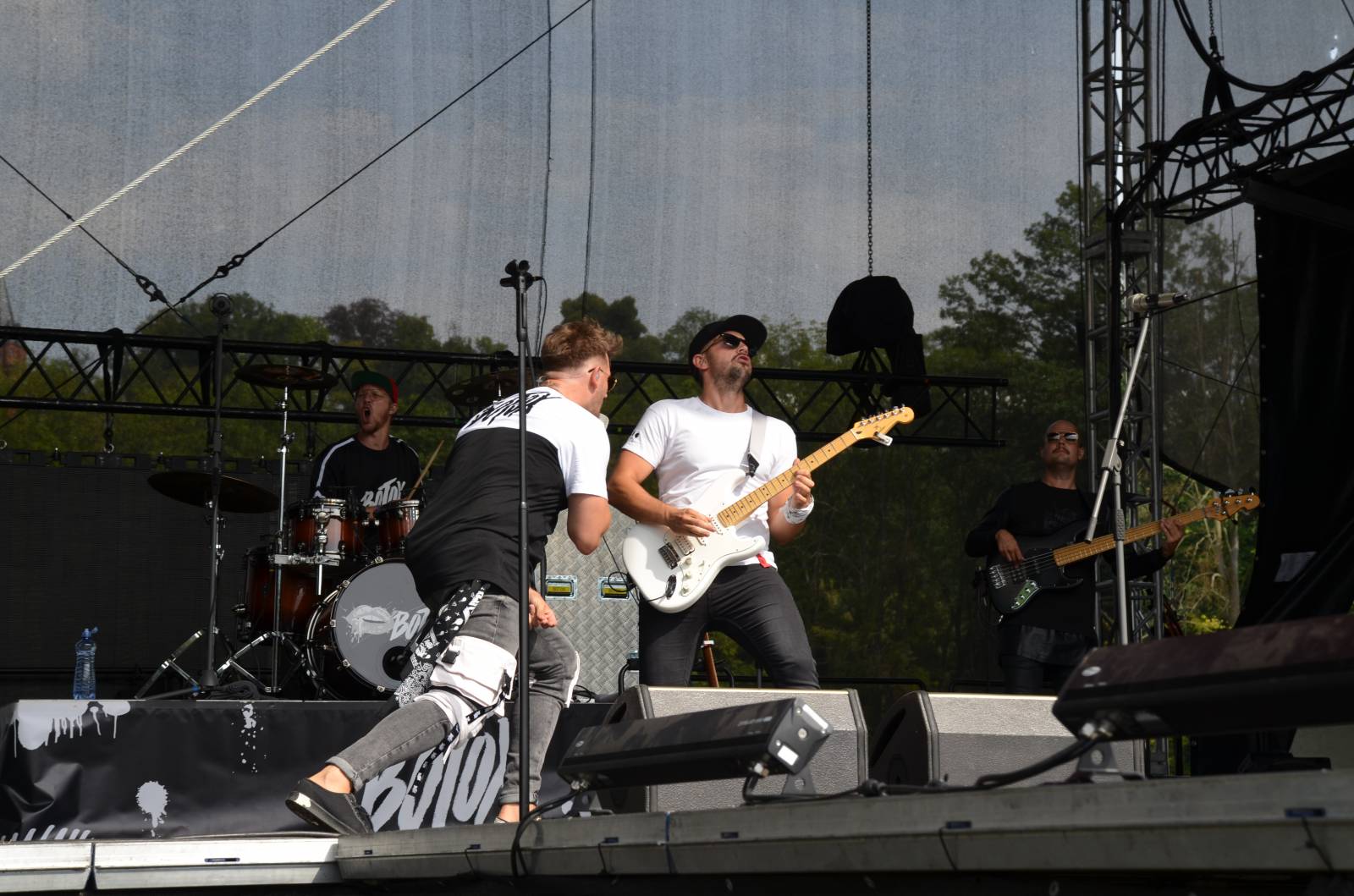 Tomáš Klus se utrhl v Hradci nad Moravicí ze řetězu, Mig 21 vystoupili bez spodního prádla